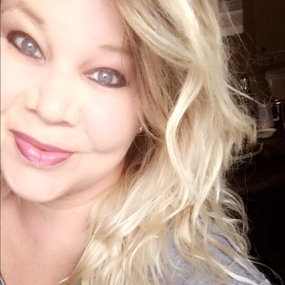 Meet your Posher, Chrissy โค๏ธ poshmark ambassador NEW LISTINGS - Picture 3 of 8